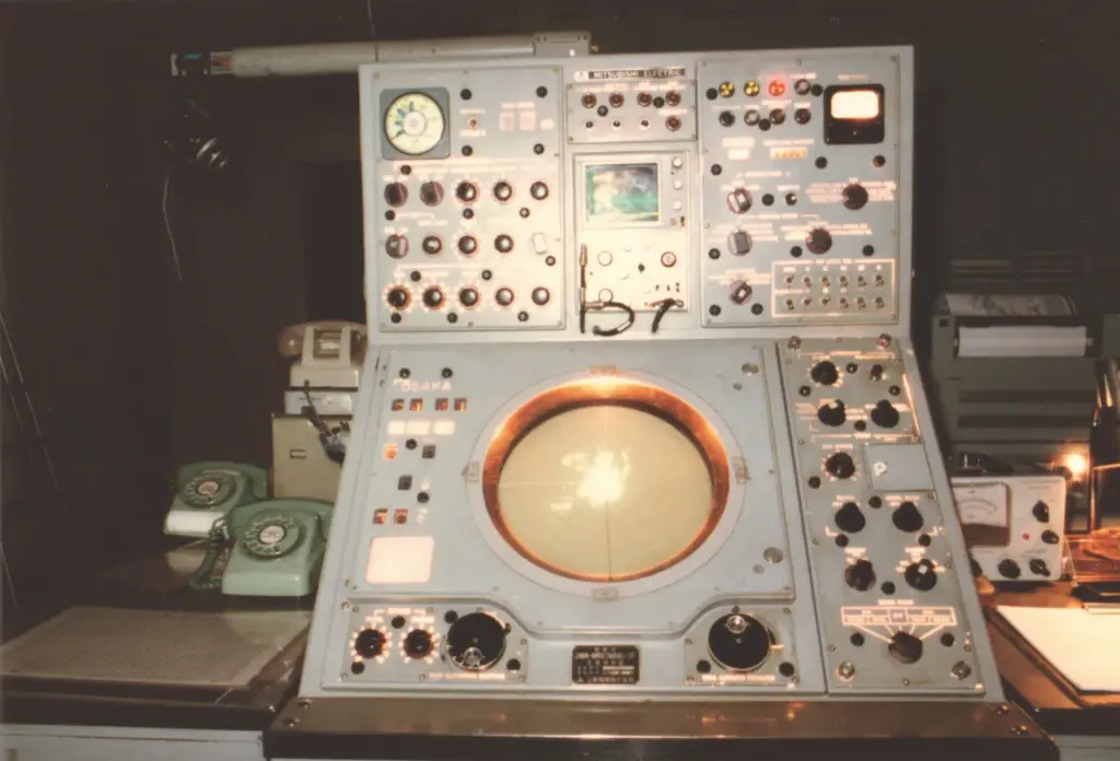 第2号機の気象レーダー主指示装置(撮影1979年)
