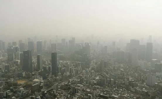 黄砂に霞む都市 視界不良に包まれた都会