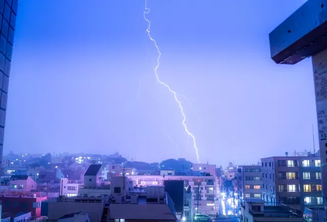 街に雷が落ちた瞬間