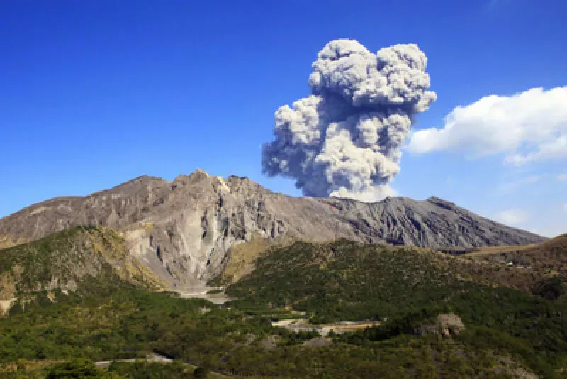 噴火している火山
