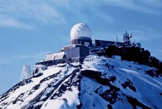 富士山頂に建てられた富士山測候所の外観