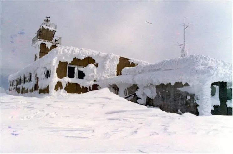 伊吹山山頂に建てられた伊吹山測候所の外観