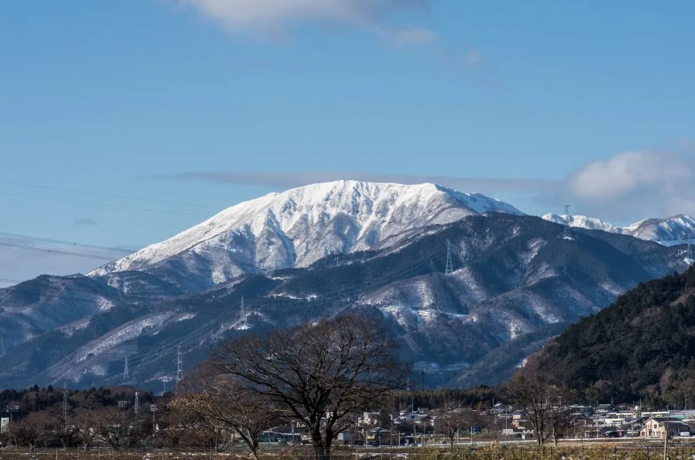 滋賀県と岐阜県の県境にそびえる標高1377mの伊吹山
