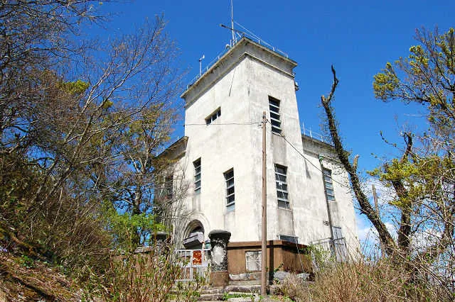 筑波山山頂に建てられた筑波山測候所の外観