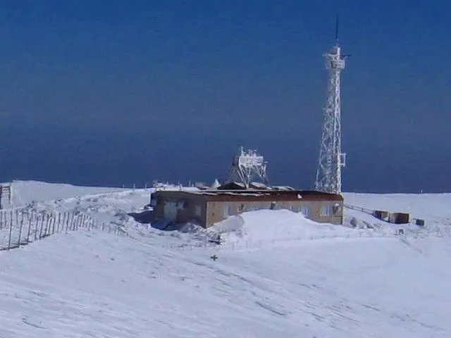 剣山山頂に建てられた剣山測候所の外観