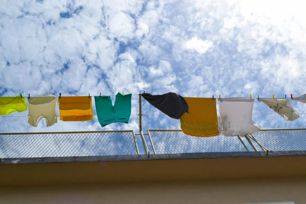 曇り空の下で干された洗濯物