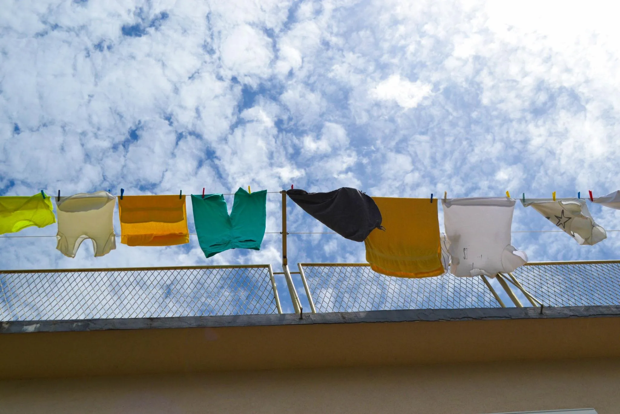 曇り空の下で干された洗濯物